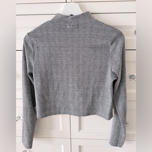 ANTISTAR CLASSIC CROP TOP, SIZE M (FITS LIKE A SMALL) STELLAR WITH WHITE JEANS - Picture 2 of 8